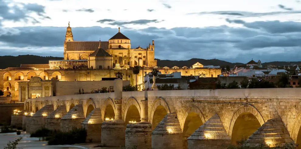 Rundreise Andalusien: Brücke und Moschee in Córdoba