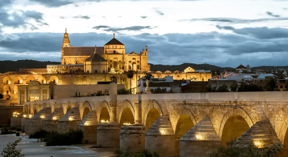 Rundreise Andalusien: Brücke und Moschee in Córdoba