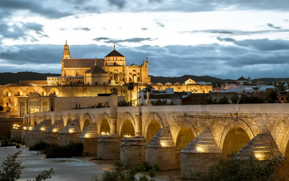 Rundreise Andalusien: Brücke und Moschee in Córdoba