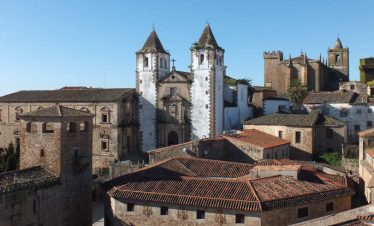 Mietwagenreise Extremadura und Kastilien – 8 Tage: Blick auf die Altstadt von Cáceres in der Extremadura