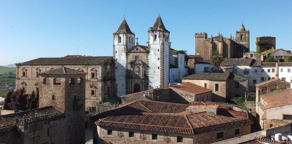 Mietwagenreise Extremadura und Kastilien – 8 Tage: Blick auf die Altstadt von Cáceres in der Extremadura