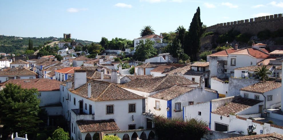 Mietwagenreise von Porto nach Lissabon: Blick auf die Altstadt von Óbidos in Portugal