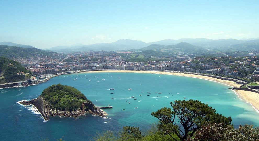 Rundreise Nordspanien: Blick auf La Concha-Bucht in Donostia-San Sebastián im Baskenland