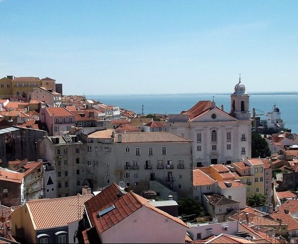 Mietwagenreise von Porto nach Lissabon: Blick auf Lissabon und den Tejo
