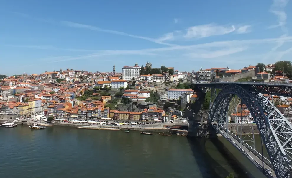 Wanderreise Portugiesischer Jakobsweg – Von Porto nach Santiago: Blick auf Porto mit Brücke