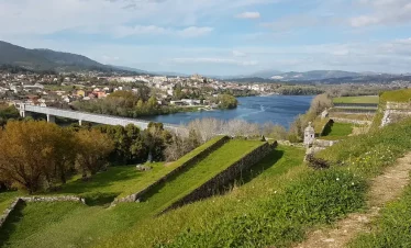 Wanderreise Portugiesischer Jakobsweg: Blick auf Tui und Festung Valença
