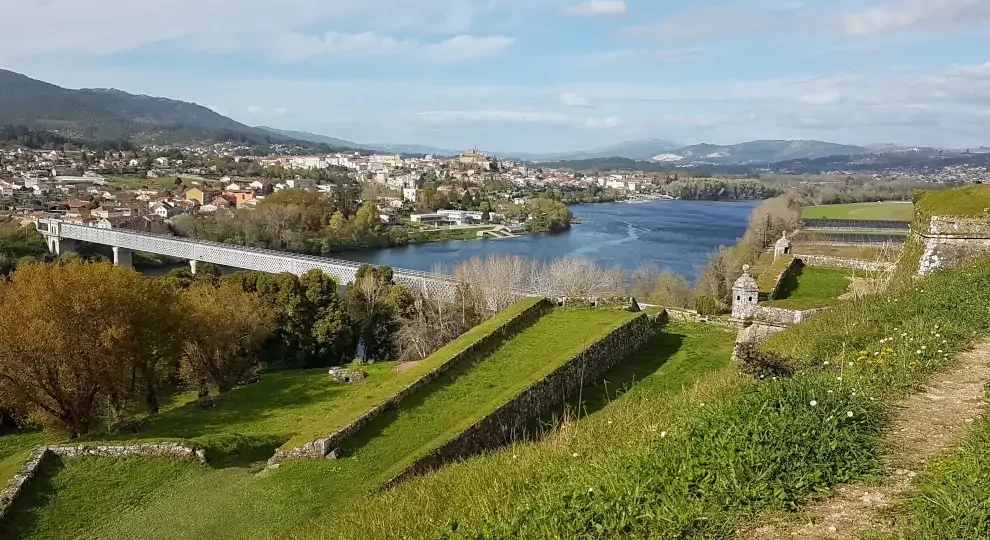 Wanderreise Portugiesischer Jakobsweg: Blick auf Tui und Festung Valença