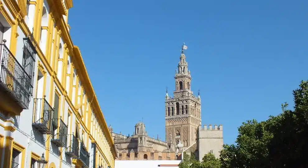 Mietwagenreise Andalusien – 8 Tage: Blick auf die Giralda in Sevilla