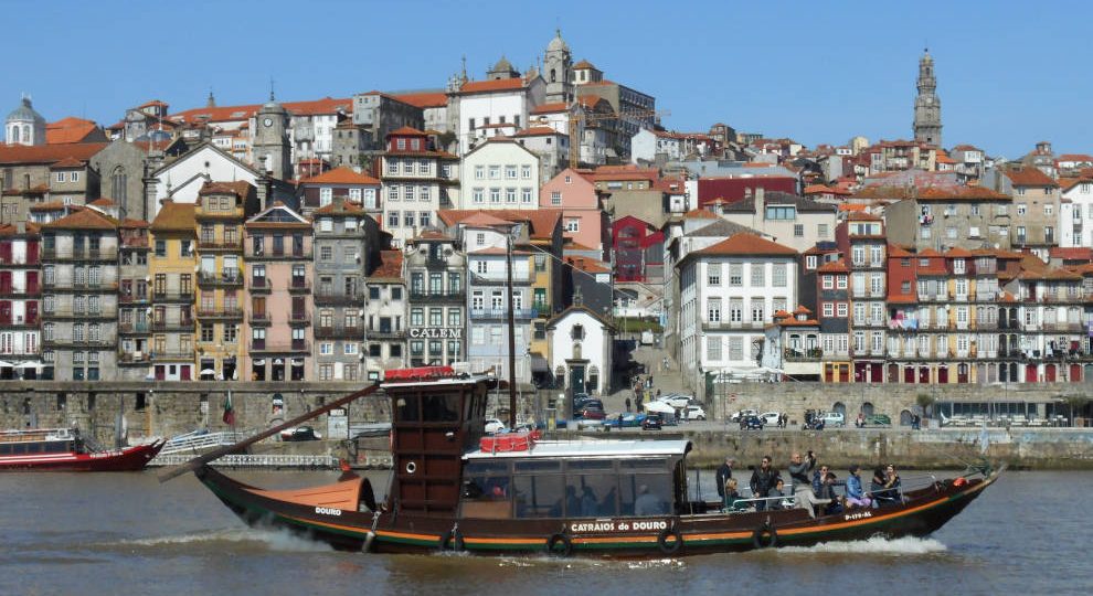 Mietwagenreise von Porto nach Lissabon: Boot auf dem Douro in Porto