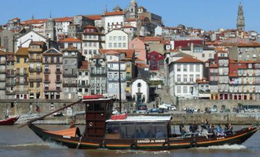 Mietwagenreise von Porto nach Lissabon: Boot auf dem Douro in Porto