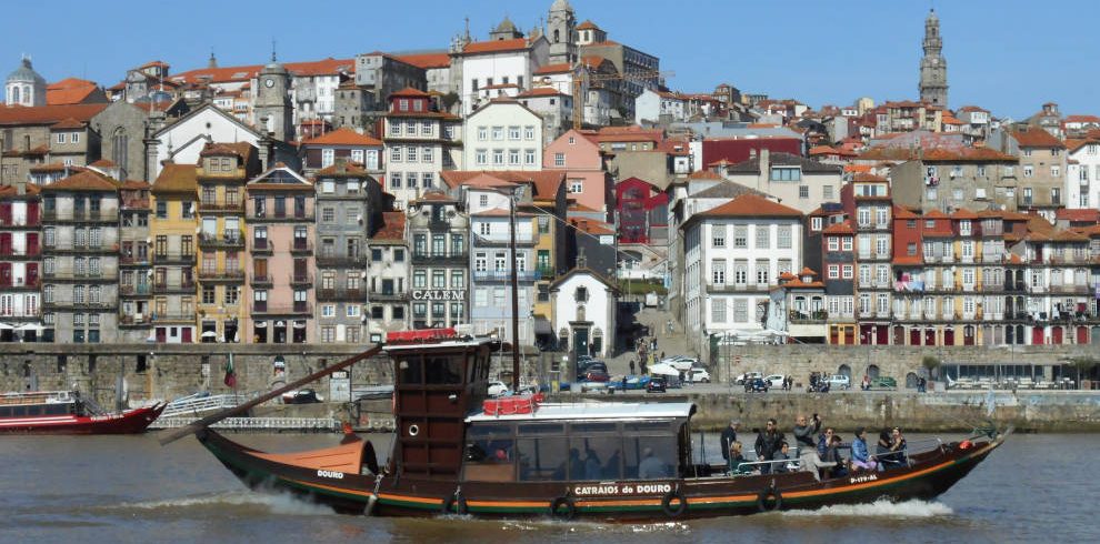 Mietwagenreise von Porto nach Lissabon: Boot auf dem Douro in Porto