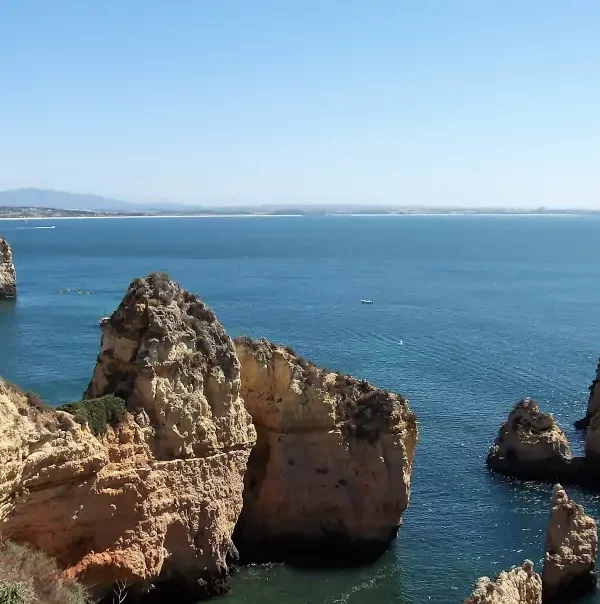 Rundreise Portugal und Santiago: Felsformation an der Algarve