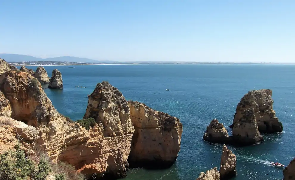 Rundreise Portugal und Santiago: Felsformation an der Algarve