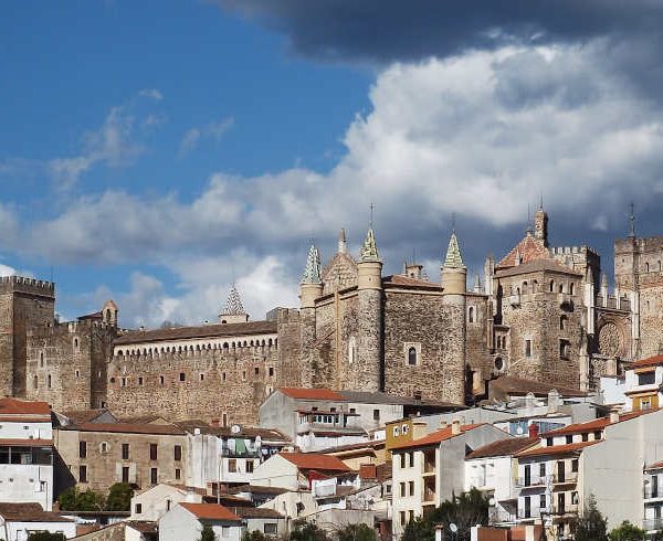 Mietwagenreise Extremadura und Kastilien – 8 Tage: Blick auf das Dorf Guadalupe in der Extremadura