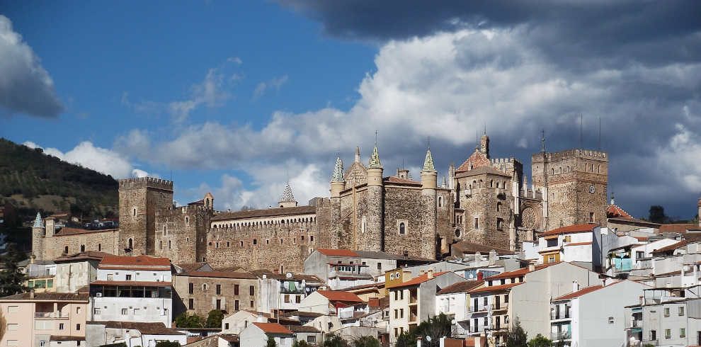 Mietwagenreise Extremadura und Kastilien – 8 Tage: Blick auf das Dorf Guadalupe in der Extremadura