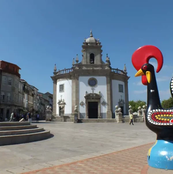 Wanderreise Portugiesischer Jakobsweg – Von Porto nach Santiago: Hahn von Barcelos vor Kirche Senhor da Cruz in Barcelos