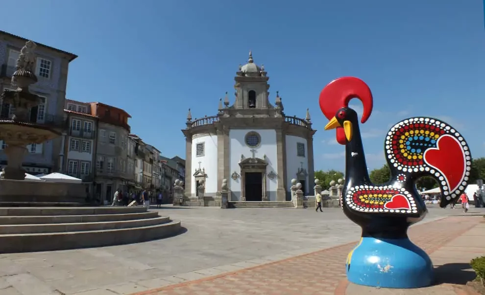 Wanderreise Portugiesischer Jakobsweg – Von Porto nach Santiago: Hahn von Barcelos vor Kirche Senhor da Cruz in Barcelos