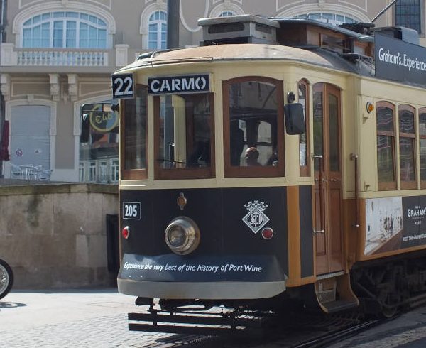Mietwagenreise Nordportugal: Historische Tram in Porto