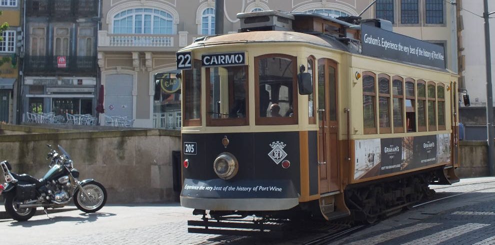 Mietwagenreise Nordportugal: Historische Tram in Porto