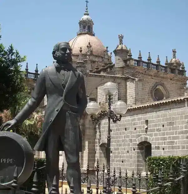 Mietwagenreise Andalusien – 11 Tage: Kathedrale von Jerez mit Denkmal von Tío Pepe im Vordergrund