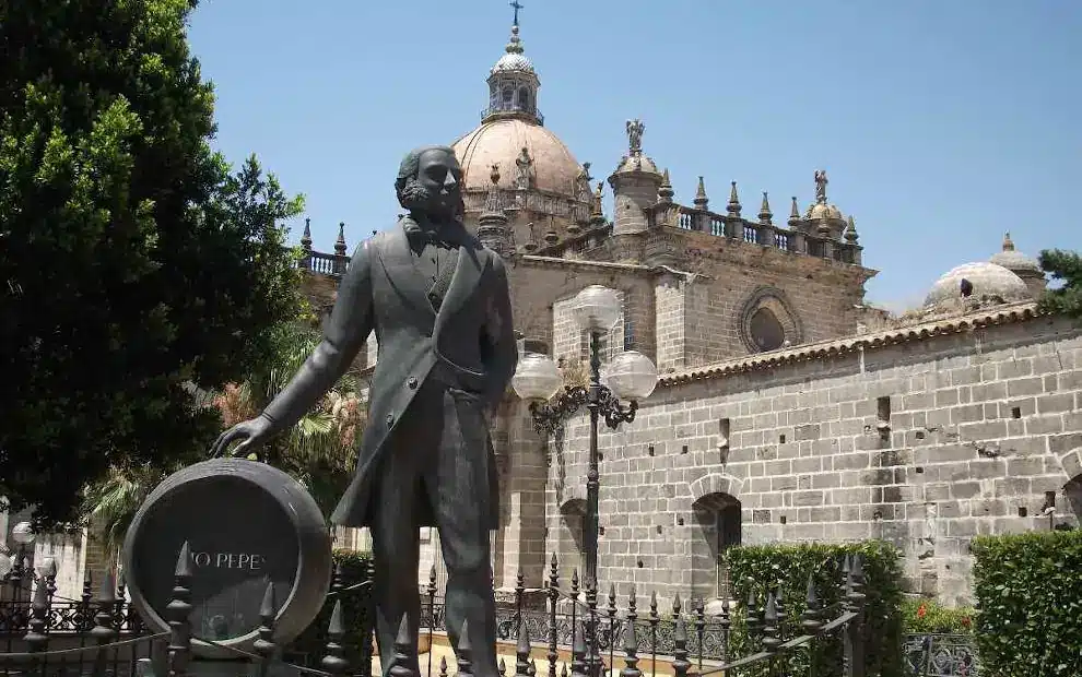 Mietwagenreise Andalusien – 11 Tage: Kathedrale von Jerez mit Denkmal von Tío Pepe im Vordergrund