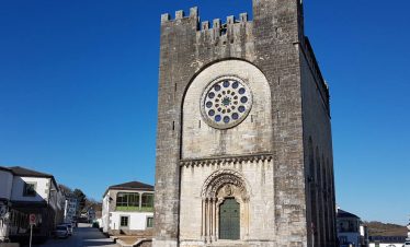 Geführte Reise Jakobsweg: Kirche in Portomarin auf dem Jakobsweg