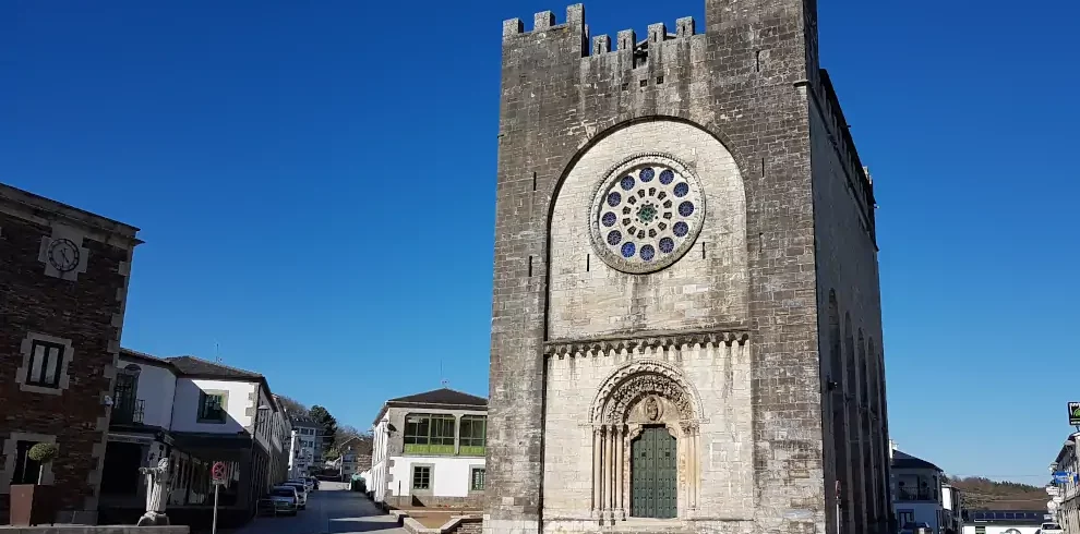 Geführte Reise Jakobsweg: Kirche in Portomarin auf dem Jakobsweg