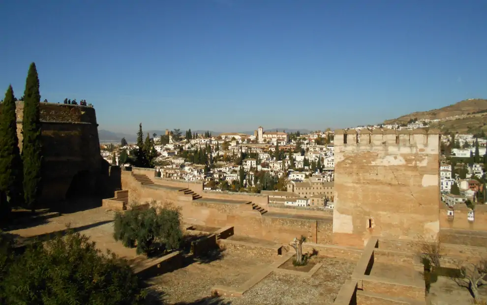 Mietwagenrundreise Andalusien: Blick auf den Albayzín in Granada von der Alhambra