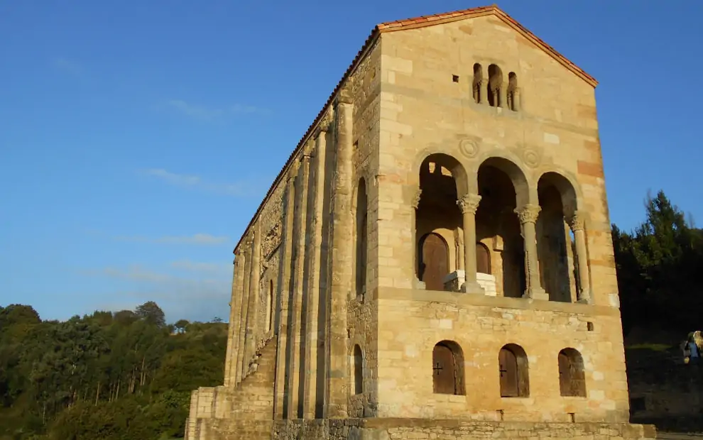 Mietwagenrundreise Nordspanien: Kirche Santa María del Naranco bei Oviedo