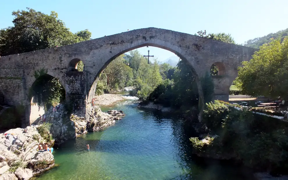 Mietwagenrundreise Nordspanien: Puente Romano in Cangas de Onís