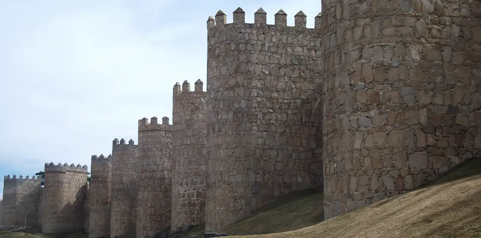 Mietwagenrundreise Spanien: Stadtmauer von Ávila