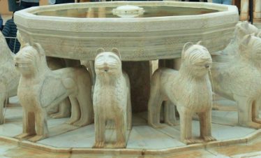 Mietwagenreise Andalusien – 11 Tage: Patio de los Leones in der Alhambra von Granada