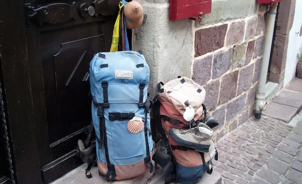 Wanderreise Jakobsweg – Von St Jean Pied de Port nach Burgos: Pilgerrucksäcke auf dem Jakobsweg in St Jean Pied de Port in Frankreich