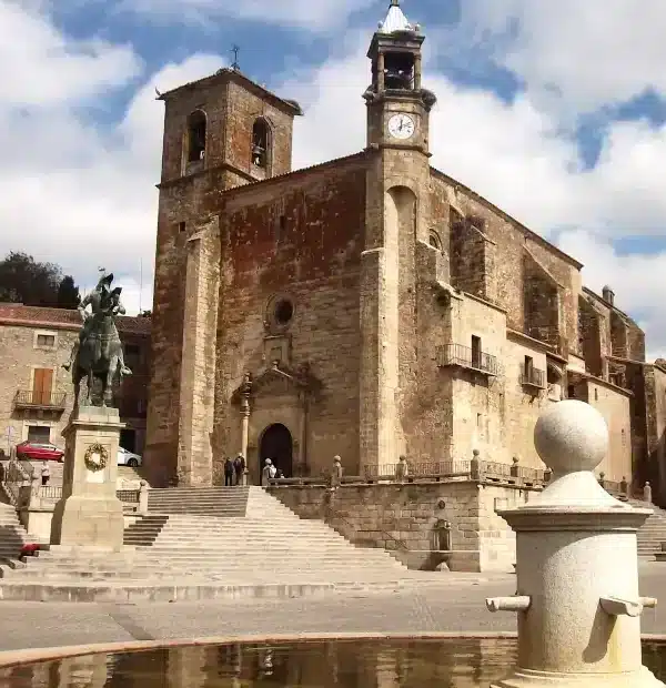 Mietwagenreise Extremadura und Kastilien – 15 Tage: Plaza Mayor in Trujillo in der Extremadura