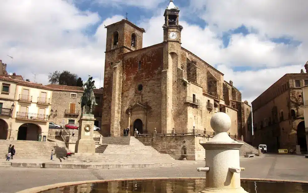 Mietwagenreise Extremadura und Kastilien – 15 Tage: Plaza Mayor in Trujillo in der Extremadura
