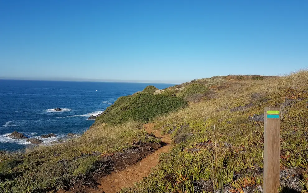 Wanderreise Fischerweg 8 Tage: Markierung des Fischerwegs bei Azenha do Mar