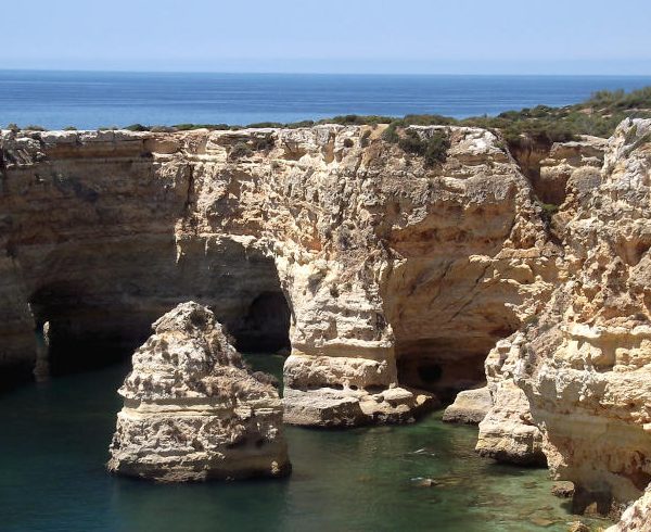 Mietwagenreise Algarve: Praia da Marinha an der Algarve