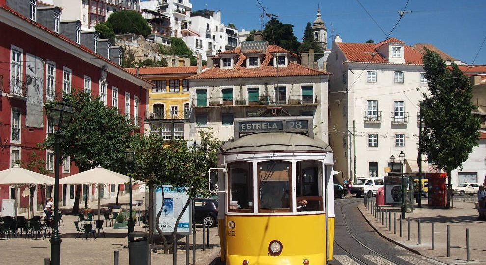 Mietwagenreise Südportugal: Tram Nr 28 in Lissabon