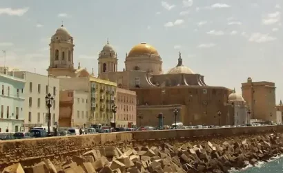 Mietwagenreise Andalusien – 15 Tage: Uferpromenade in Cádiz