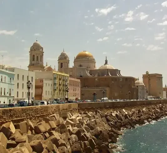 Mietwagenreise Andalusien – 15 Tage: Uferpromenade in Cádiz