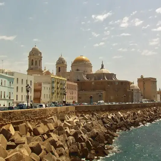 Mietwagenreise Andalusien – 15 Tage: Uferpromenade in Cádiz