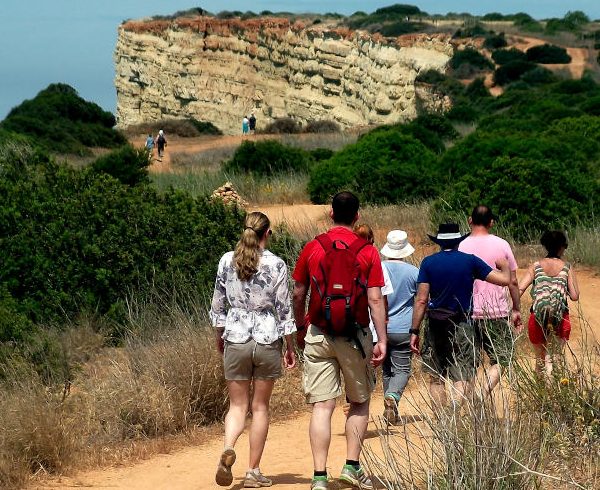 Pousadas-Rundreise Algarve: Wanderer an der Algarve bei Lagos