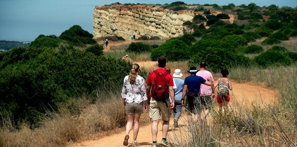 Pousadas-Rundreise Algarve: Wanderer an der Algarve bei Lagos