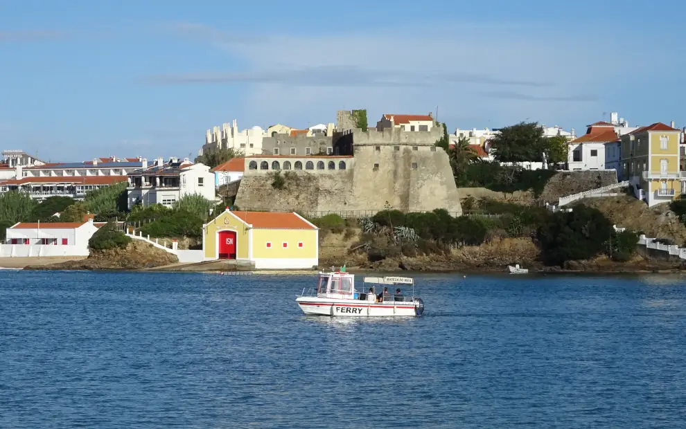 Wanderer auf dem Fischerweg Portugal bei der Fährüberfahrt in Vila Nova de Milfontes