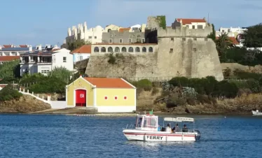 Wanderer auf dem Fischerweg Portugal bei der Fährüberfahrt in Vila Nova de Milfontes