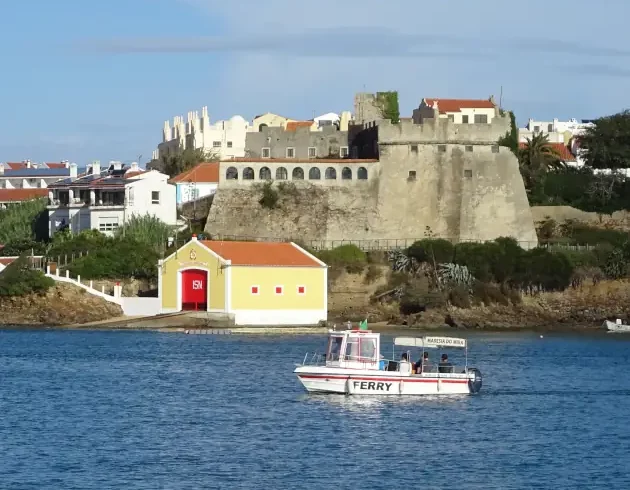 Wanderer auf dem Fischerweg Portugal bei der Fährüberfahrt in Vila Nova de Milfontes