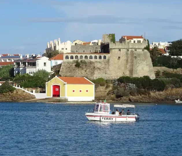 Wanderer auf dem Fischerweg Portugal bei der Fährüberfahrt in Vila Nova de Milfontes