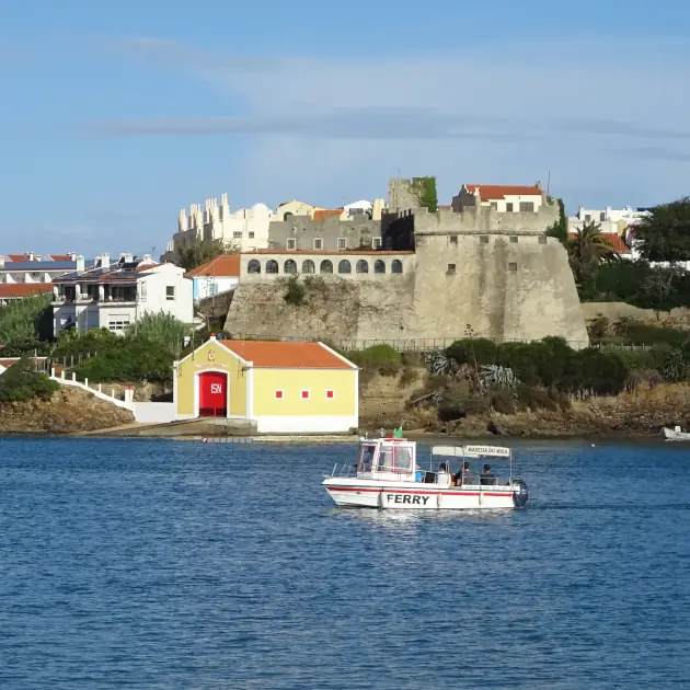 Wanderer auf dem Fischerweg Portugal bei der Fährüberfahrt in Vila Nova de Milfontes