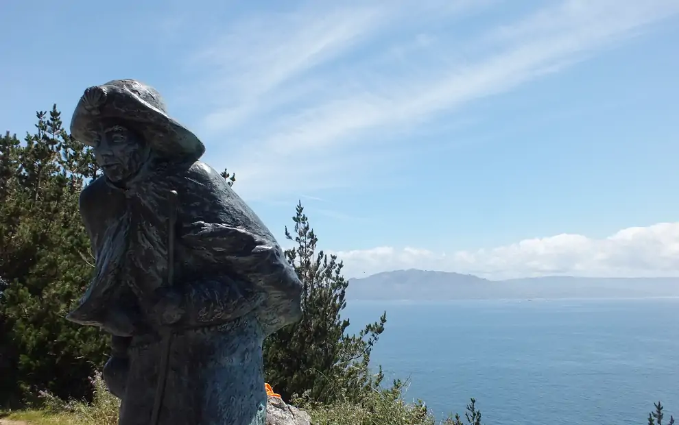 Wanderreise Jakobsweg nach Finisterre: Pilgerskulptur bei Finisterre