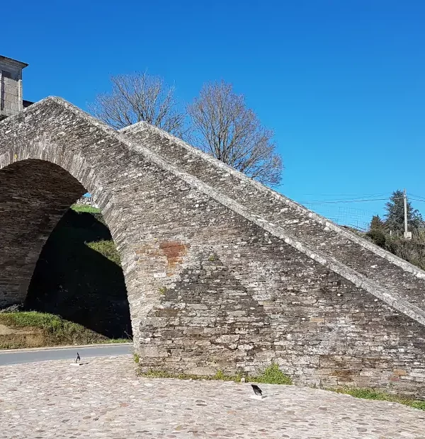 Wanderreise Jakobsweg Letzte 100 Kilometer: Alte Brücke von Portomarin